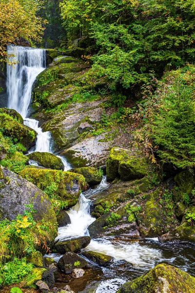 风景如画的黑森林 特里波格德国最美丽的非高山瀑布瀑布式瀑布式的特里波格 水的世界之旅 绿苔丛生的巨石 — 图库照片