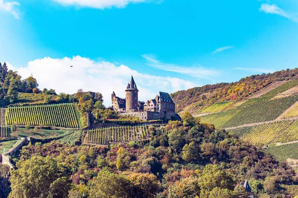 中世の騎士の城や遺跡 城Stahleckは山の斜面の端に立っています ドイツの暖かい秋 ライン川の海岸の丘の美しい木の斜面 — ストック写真
