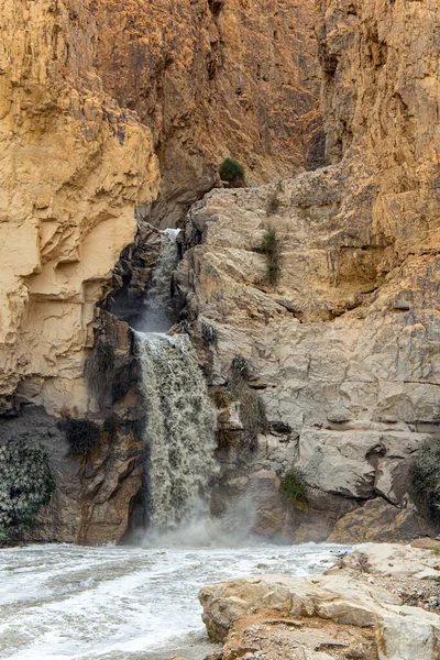 有名な聖書の流れキドロン 死海の岸にある古代ユダヤ人の山々 イスラエルの寒い冬 キドロン川の冬の洪水 — ストック写真