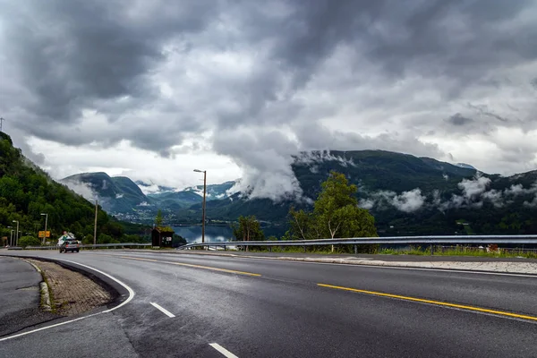 Batı Norveç Dağlarındaki Manzara Yolu Soğuk Kuzey Ülkesinde Büyülü Bir — Stok fotoğraf