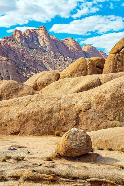 华丽的石头 斯匹茨科普 粗糙颗粒花岗岩的残余 无边无际的纳米比亚沙漠中央有巨大的圆形巨石 纳米比亚 — 图库照片