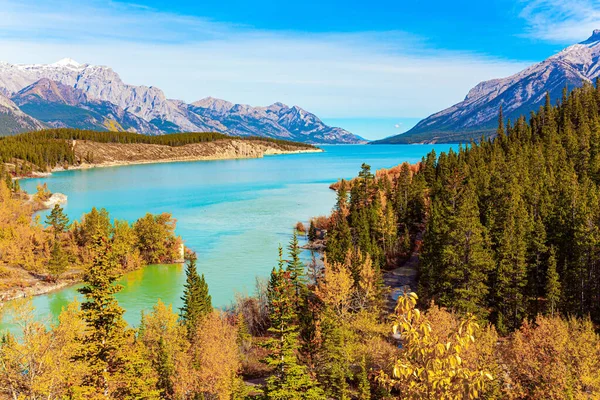 Kanadischer Herbst Künstlichen Abraham Lake Malerische Herbstlandschaft Herrliche Türkisfarbene Farbe — Stockfoto