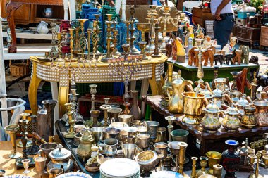 Jaffa 'daki bit pazarı. Tel Aviv, İsrail. Parlak güneş, çarşı tezgahlarındaki parlak hazineleri aydınlatıyor. Parlak şamdanlar, eski Arap sürahileri, tütsü öğütmek için havanlar ve tokmaklar.