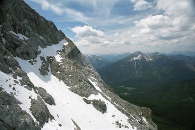 Hohe Tauern Ulusal Parkı. Ünlü Grossglockner dağ yolu çiçekli dağların ve karla kaplı dağların arasından geçiyor. Avusturya 'ya harika bir bahar gezisi. Mayıs 'ta kar