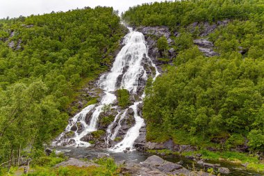 Flesefossen Norveç 'in en manzaralı pistinde büyük, dikey, kayalık bir şelaledir. Dağlar yeşil ormanlarla kaplanmış..