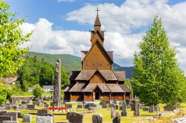 Heddal 'daki Stave Kilisesi yaşayan en büyük çerçeve kilisesidir. Yazın Norveç 'e seyahat et. Kilise avlusundaki antik mezarlık.