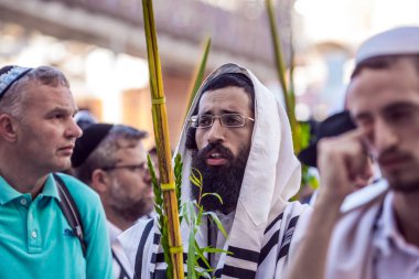JERUSALEM, ISRAEL - 26 Eylül 2018: Cohanim 'in kutsaması. Batı Duvarı 'nda dua eden Yahudiler beyaz Talit' e sarılmış halde. Tapınak Dağı 'nın batı yamacında kutsal bir tören.