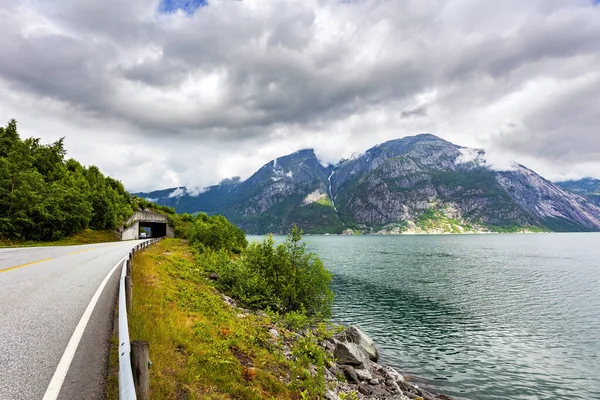 挪威西部山区的风景路 危险的峡湾开始了斯堪的纳维亚半岛夏天 寒冷的北方国家的神奇旅程 — 图库照片