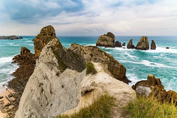 Maleriske Klipper Enorme Sten Modsætter Sig Havet Den Spanske Kyst - Stock-foto
