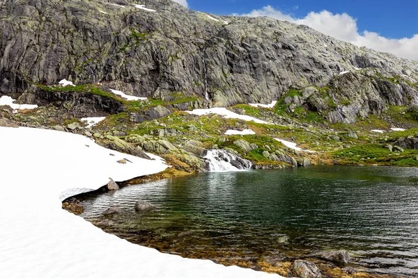 Koude Zomer Noorwegen Grote Sneeuwvelden Wordt Weerspiegeld Het Water Van — Stockfoto