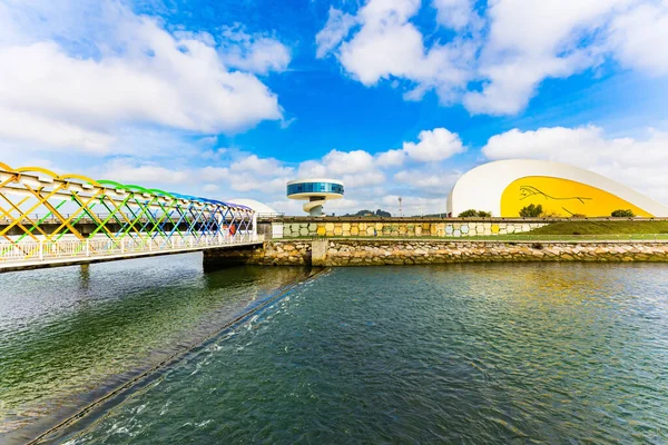 Magnifik Ljusbro Över Floden Aviles Arkitekten Oscar Niemeyers Internationella Kulturcentrum — Stockfoto