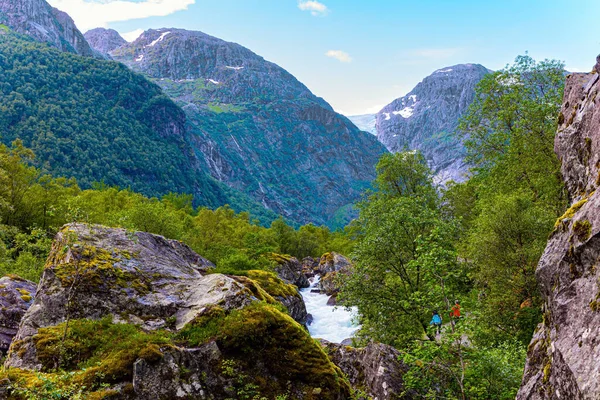 多山的挪威 从Bondhuswatnet湖流出来的湍急的泡沫般的冷水流 夏草的翡翠绿色 — 图库照片