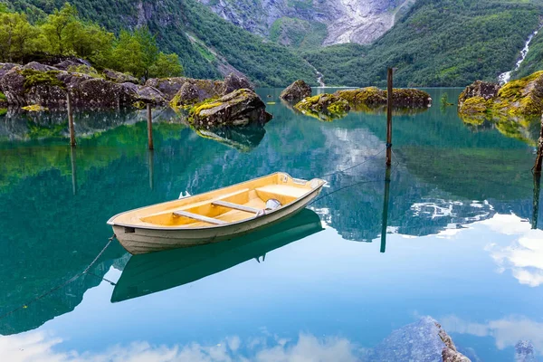 多山的挪威 Bondhuswatnet山湖 风景如画的小船停泊在离海岸不远的地方 小船反映在清澈的湖水中 — 图库照片