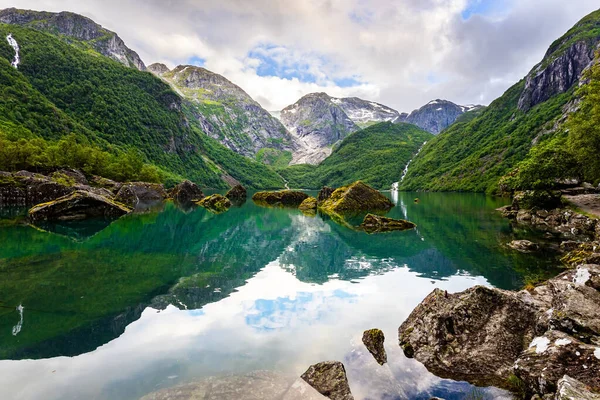 多山的挪威 黄昏柔和的暮色 风景如画的高山湖Bondhuswatnet 清澈湖水的光滑表面折射出群山 — 图库照片