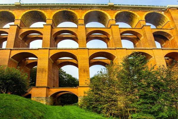 Magnífico Puente Enorme Hermoso Parque Verde Viaducto Goltzsch Viaducto Ladrillo — Foto de Stock