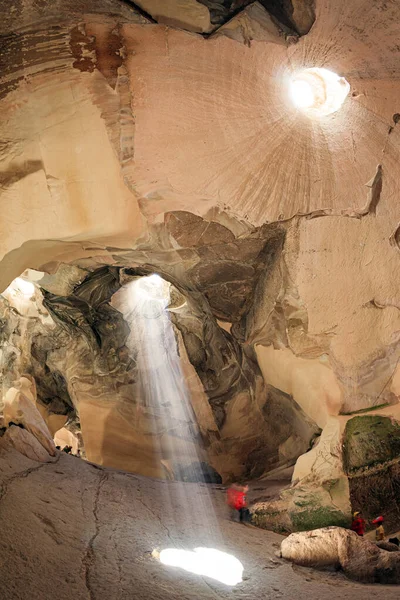 ベル洞窟 7世紀の採石場Ad 天井のサンビームは洞窟の断層を照らしています 洞窟の壁は岩の様々な素晴らしい イスラエルのビット グヴリン公園 — ストック写真