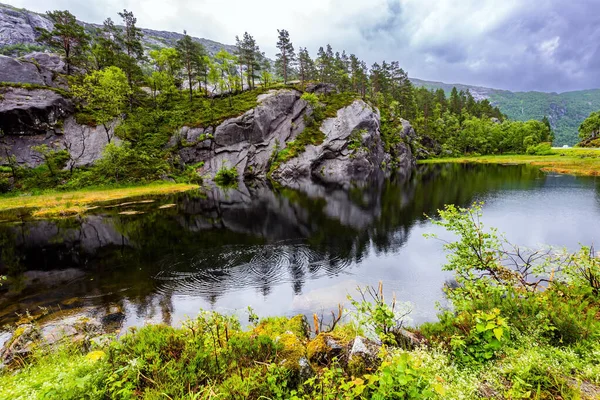 Paisagem Cênica Noruega Ocidental Reflexões Brilhantes Céu Nuvens Água Verão — Fotografia de Stock