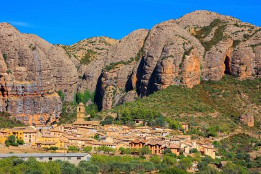 Aguero köyü tehlikeli Mallos kayalıklarının dibinde. Huesca ili, Aragon. Kuzey İspanya 'ya romantik bir gezi. İspanya 'nın büyülü doğası. 