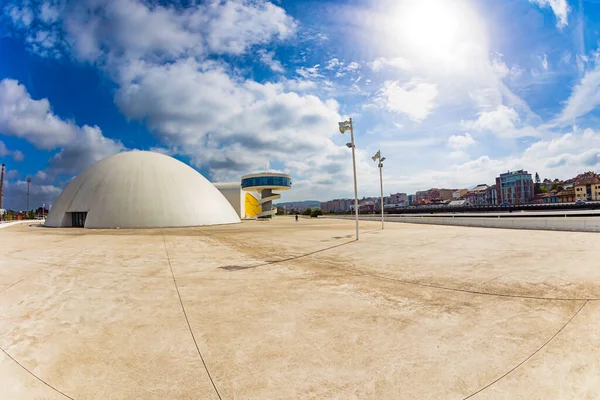 建筑师奥斯卡 尼迈耶的国际中心 建筑群由几座具有白色和各种形状的未来派建筑组成 阿斯图里亚斯的阿维拉斯镇 西班牙 — 图库照片