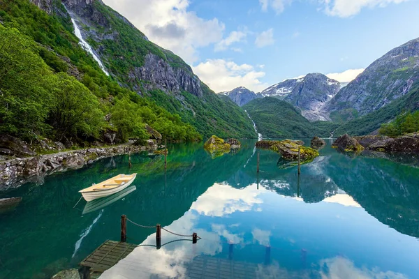 Bondhuswatnet山湖 小船反映在清澈的湖水中 华丽的挪威 夏草的翡翠绿色 — 图库照片