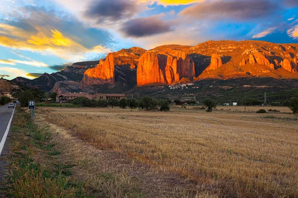 华丽的日落 华丽的里格斯悬崖的Mallets 浪漫的西班牙之行 阿拉贡 Huesca省 里格斯的岩块是岩层的结合体 — 图库照片