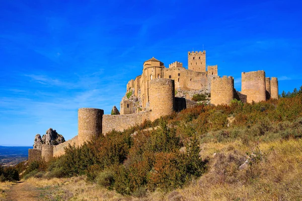日の出だ ロアラ城はアラゴン州のスペインの要塞です スペインへの秋の旅行 スペインの防衛体制は千年前に構築されました — ストック写真