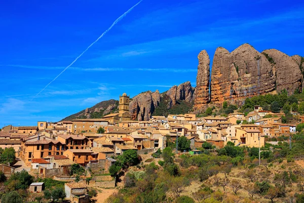 Aguero村位于宏伟而危险的Mallos悬崖脚下 去西班牙北部的浪漫之旅 西班牙的神奇本性 阿拉贡Huesca省 — 图库照片