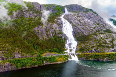  Langfossen Vaule Nehri 'nde çağlayan muhteşem bir şelaledir. Otobandan geçiyor. Batı Norveç. İnsansız hava aracı ile çekildi.