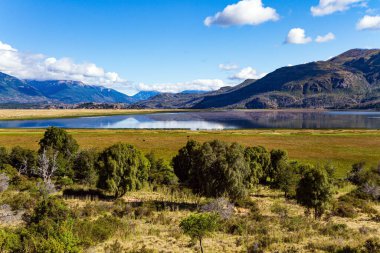 40 numaralı otobanın çevresindeki tarlalar, göller ve dağlar. Güney Amerika 'ya git. Yol resimli manzaraların içinden geçiyor. Arjantin. 