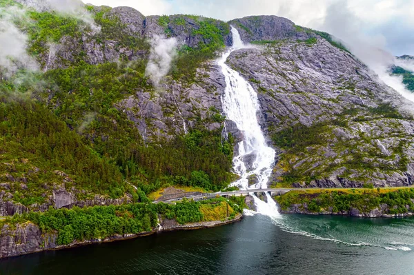 朗弗森是瓦尔河上一个壮观的瀑布瀑布 穿过了高速公路 挪威西部 用无人驾驶飞机拍摄 — 图库照片