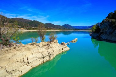 Resimli durgun su. La Penia Reservoir, Gallego Nehri 'nin sularını toplar. Harika bir sonbahar günü. Kuzey İspanya 'da Hindistan yazı. 