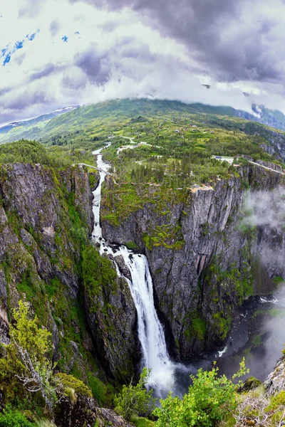 Julio Lluvioso Frío Noruega Voringsfossen Una Grandiosa Cascada Fiordo Hardangerfjord — Foto de Stock