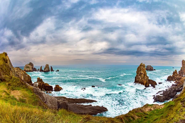 Felsige Küste Des Atlantiks Malerische Klippen Und Riesige Steine Stehen — Stockfoto
