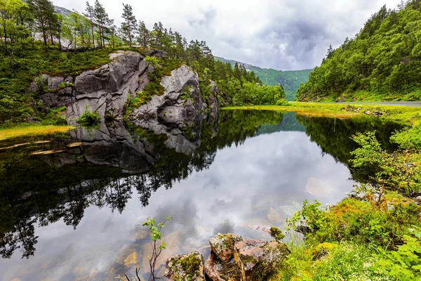 Reflexões Brilhantes Céu Nuvens Água Paisagem Cênica Noruega Ocidental Verão — Fotografia de Stock