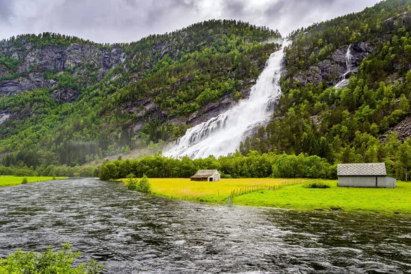绿色世界的冰川水 巨大的强大的水翼Vidfossen 白色的水泡包裹着瀑布的脚 难以置信的挪威 — 图库照片