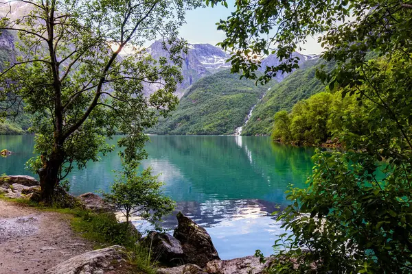 风景如画的高山湖Bondhuswatnet 多山的挪威 黄昏柔和的暮色 清澈湖水的光滑表面折射出群山 — 图库照片