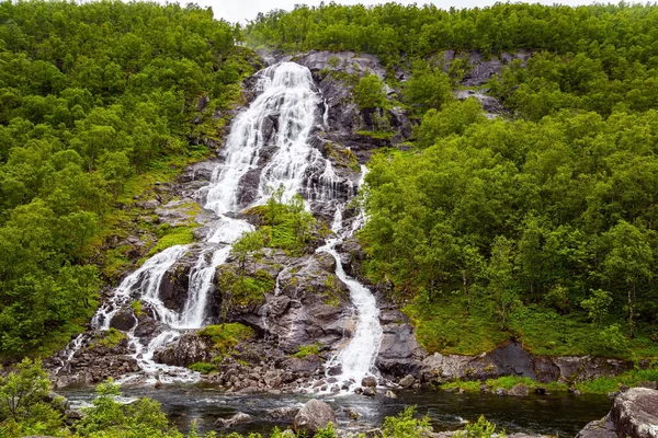Zomer Reis Naar Het Noorden Van Europa Verticale Waterval Flesefossen — Stockfoto