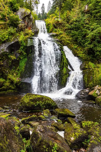 级联瀑布特里波格 德国最美丽的瀑布 巨大的巨石长满了绿色苔藓 风景如画的黑森林 水的世界之旅 — 图库照片
