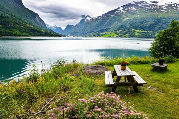 木制的桌子和长椅在风景如画的洛瓦特网的河岸上 7月在北欧去挪威的夏天旅行 多云的暖和天气 — 图库照片