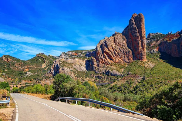 Asfalterad Motorväg Passerar Genom Klipporna Mallets Riglos Del Foten Pyrenéerna — Stockfoto