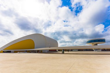 Niemeyer Merkezi. İspanya. Kompleks, beyaz renkli ve çeşitli şekilli birkaç fütüristik binadan oluşur. Asturias 'taki Avilas' ın pitoresk kasabası, 