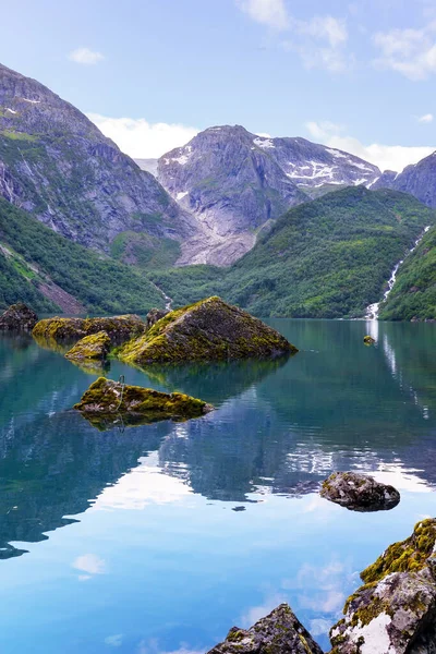 风景如画的高山湖Bondhuswatnet 黄昏柔和的暮色 清澈湖水的光滑表面反映了群山 挪威五光十色山区 — 图库照片