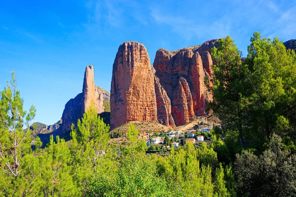 Hoya de Huesca, Aragon. İspanya 'ya romantik bir gezi. Pireneler 'in eteklerinin bir kısmı. Riglos 'un muhteşem tokmakları bir kaya oluşumları topluluğu.. 