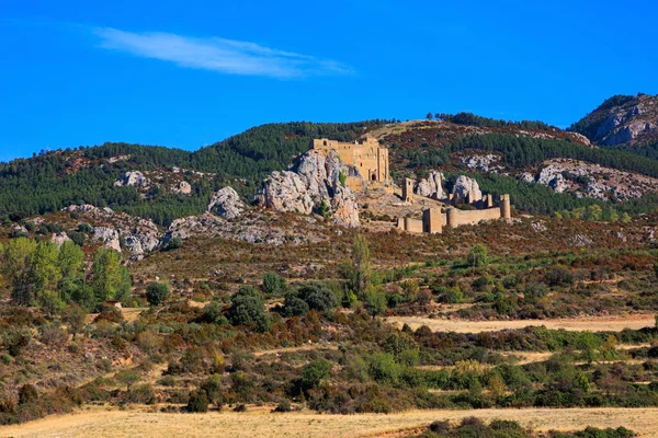 西班牙的防御结构建于一千年前 残余的砂岩岩石 山顶上宏伟的建筑物被晨阳照亮了 秋天的西班牙之行 — 图库照片