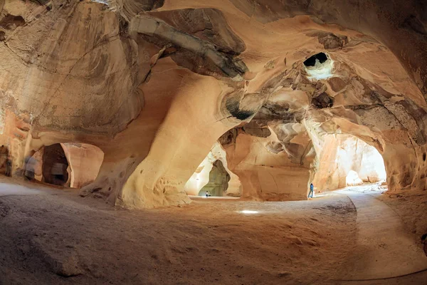 ベル洞窟 7世紀の採石場Ad 天井のサンビームは洞窟の断層を照らしています 洞窟の壁は岩の様々な素晴らしい イスラエルのビット グヴリン公園 — ストック写真