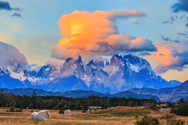 Increíbles Nubes Iluminadas Por Puesta Del Sol Las Torres Granito —  Fotos de Stock