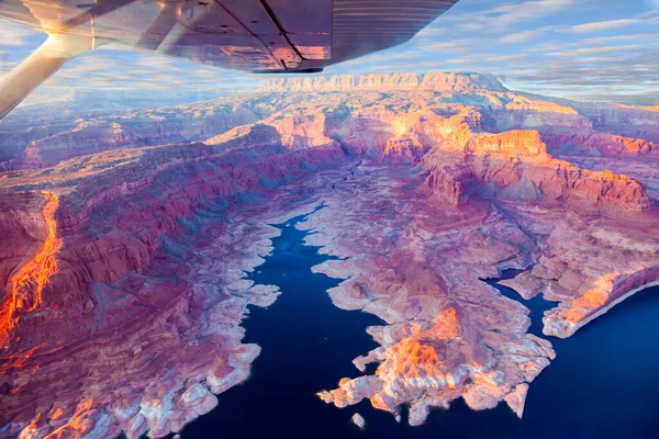 비행기 호수의 해안은 협곡으로 이루어져 아름다운 사이에 인공으로 만들어 — 스톡 사진