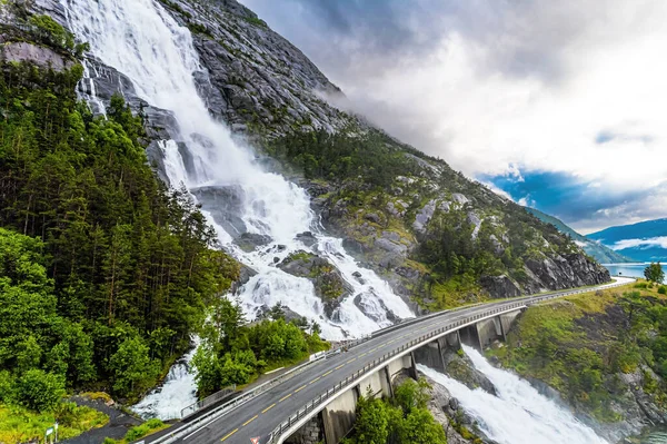 朗弗森是瓦尔河上一个壮观的瀑布瀑布 穿过了高速公路 挪威西部 用无人机拍下来的夏天又冷又雨 — 图库照片