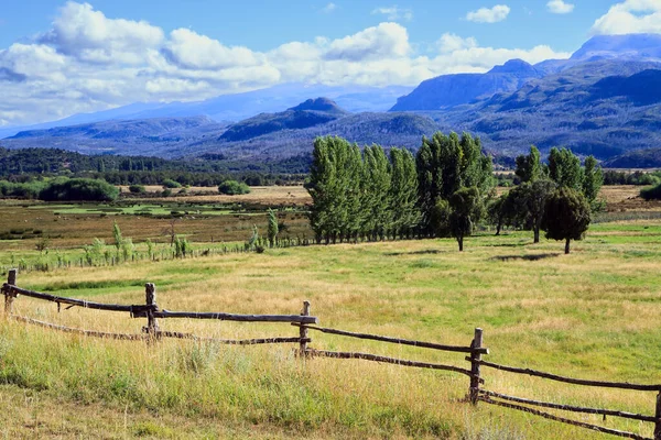Wooden Fence Crosses Field Argentina Fields Mountains Surround Famous Highway — Stock Photo, Image