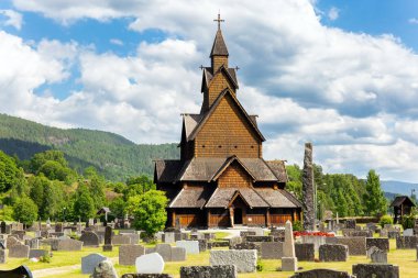 Yazın Norveç 'e seyahat et. Heddal 'daki Stave Kilisesi yaşayan en büyük çerçeve kilisesidir. Kilise avlusundaki antik mezarlık.